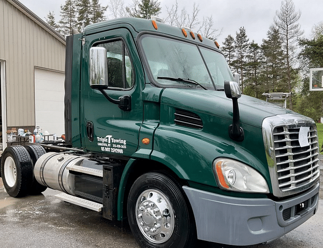 Image of Freightliner Cascadia equipment image 4