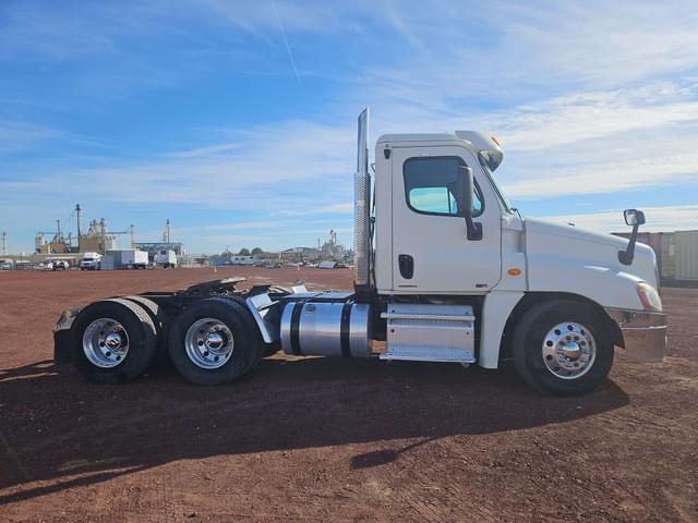 Image of Freightliner Cascadia equipment image 3