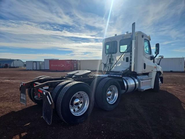 Image of Freightliner Cascadia equipment image 4