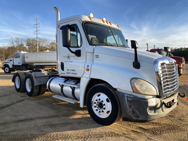 Image of Freightliner Cascadia equipment image 3