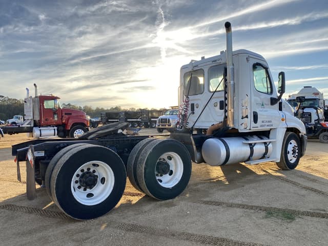 Image of Freightliner Cascadia equipment image 2