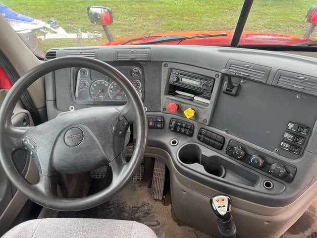 Image of Freightliner Cascadia equipment image 4