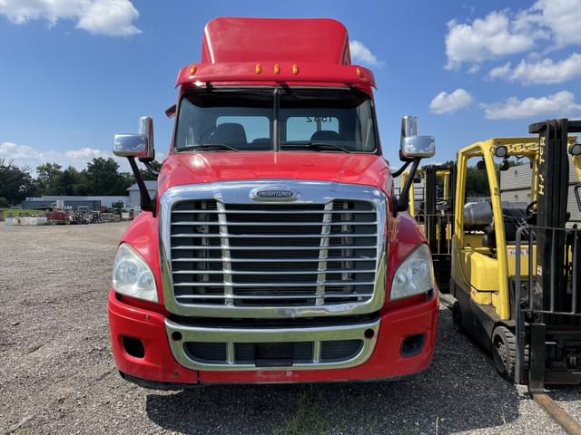 Image of Freightliner Cascadia equipment image 1
