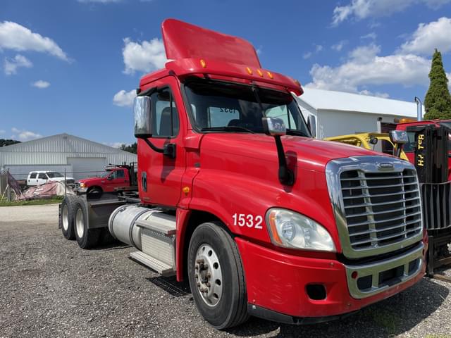 Image of Freightliner Cascadia equipment image 2