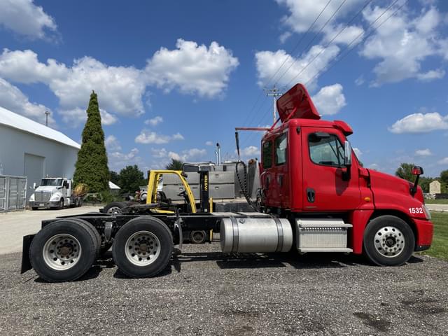 Image of Freightliner Cascadia equipment image 4