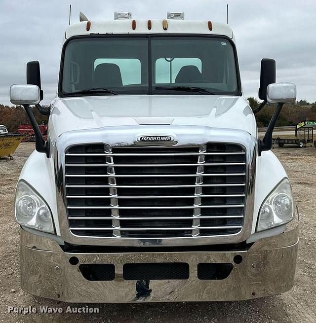 Image of Freightliner Cascadia equipment image 1