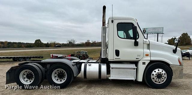 Image of Freightliner Cascadia equipment image 3