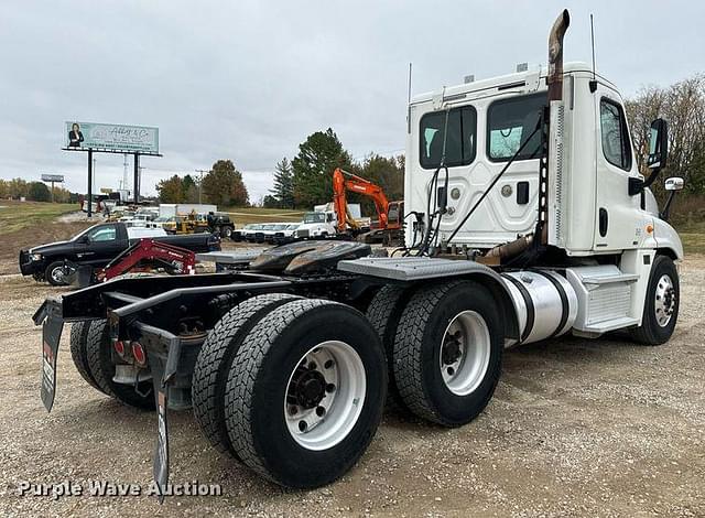 Image of Freightliner Cascadia equipment image 4