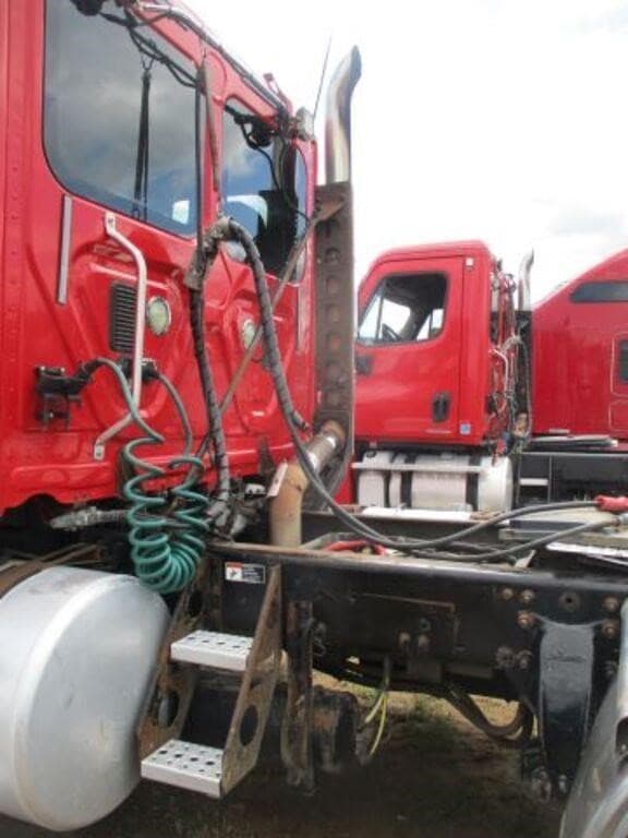 Image of Freightliner Cascadia equipment image 2