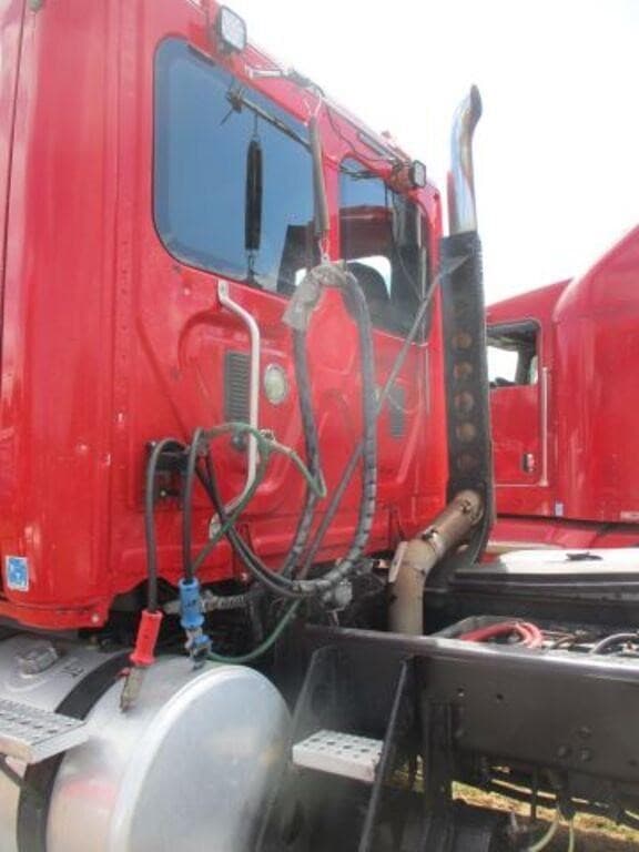 Image of Freightliner Cascadia equipment image 2