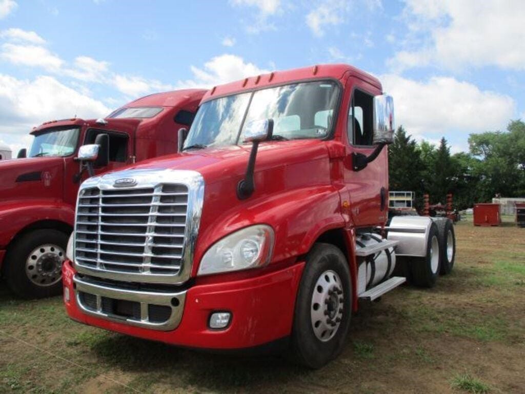 2011 Freightliner Cascadia Equipment Image0