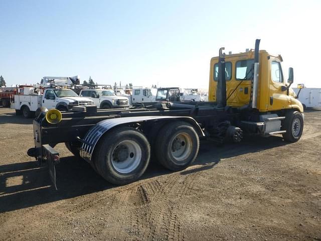 Image of Freightliner Cascadia equipment image 2