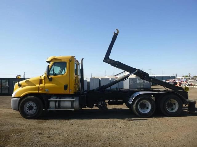 Image of Freightliner Cascadia equipment image 4