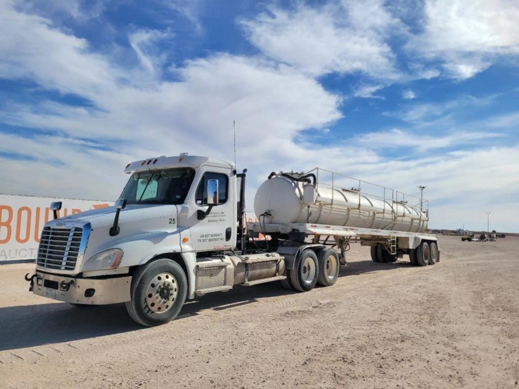 2011 Freightliner Cascadia Equipment Image0