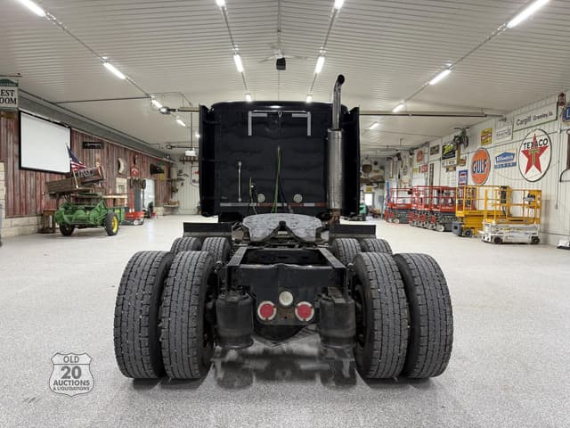 Image of Freightliner Columbia 120 equipment image 3
