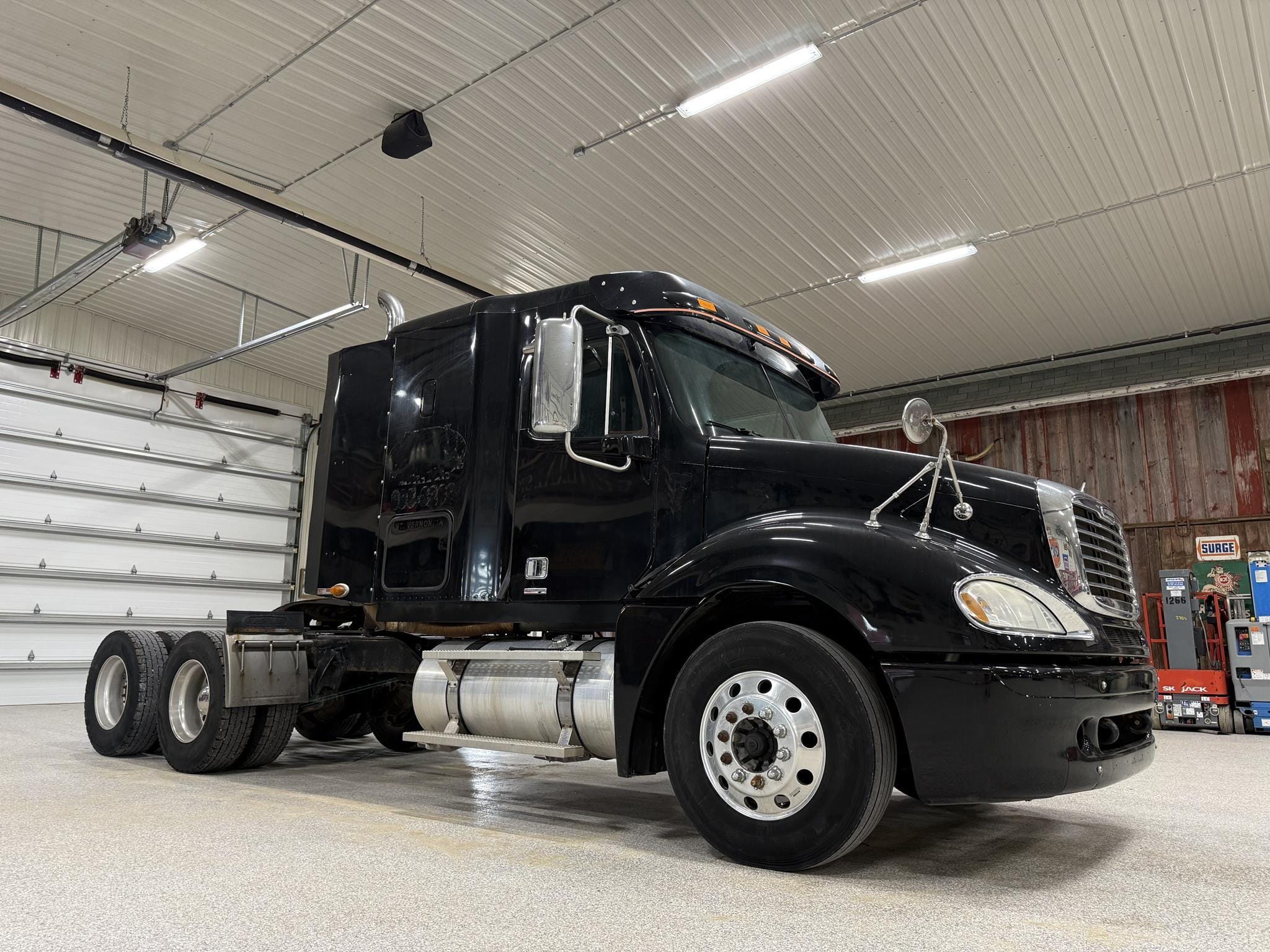 2011 Freightliner Columbia 120 Equipment Image0