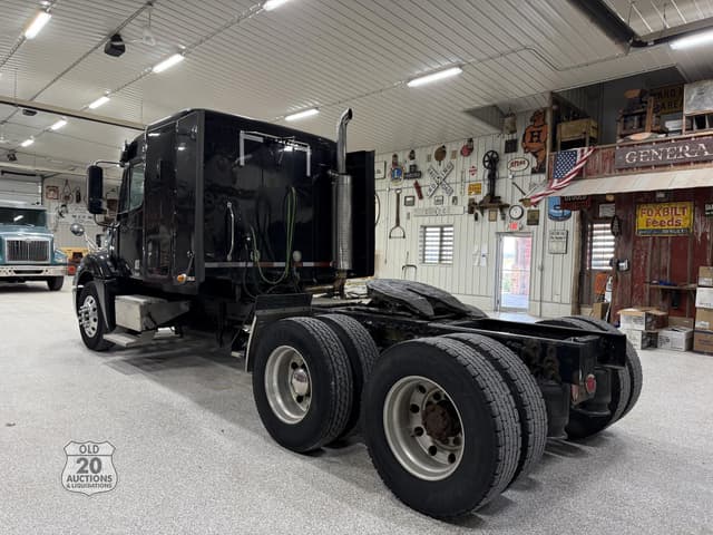 Image of Freightliner Columbia 120 equipment image 4