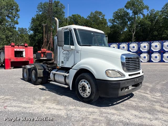 Image of Freightliner Columbia equipment image 2