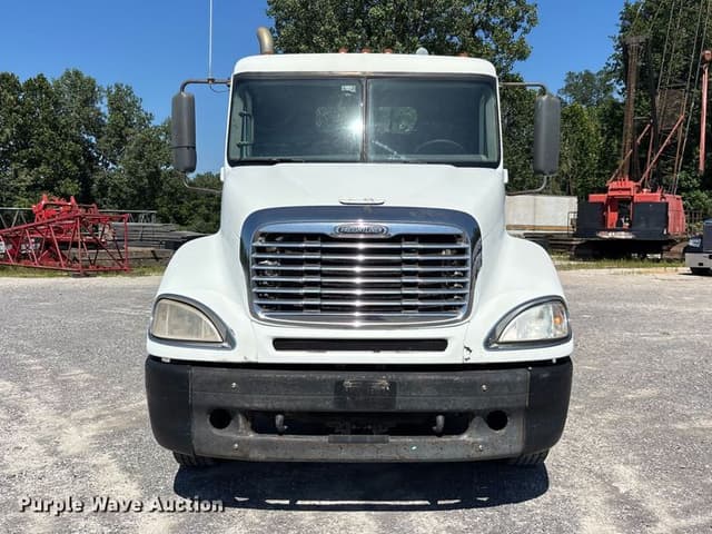 Image of Freightliner Columbia equipment image 1