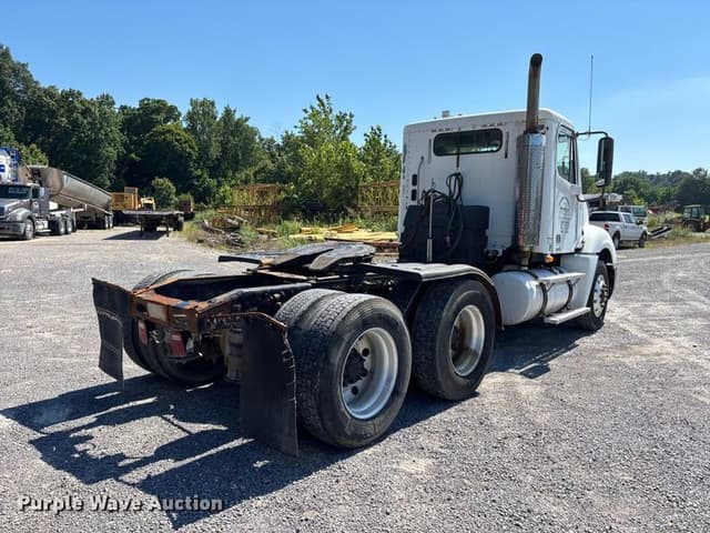 Image of Freightliner Columbia equipment image 4