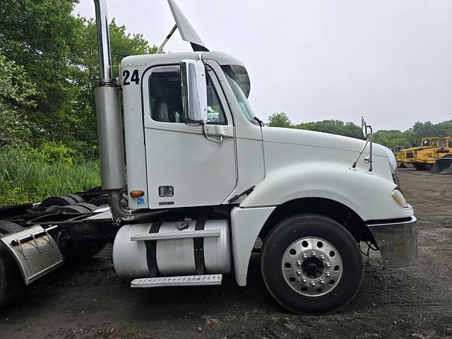 Image of Freightliner Columbia equipment image 4