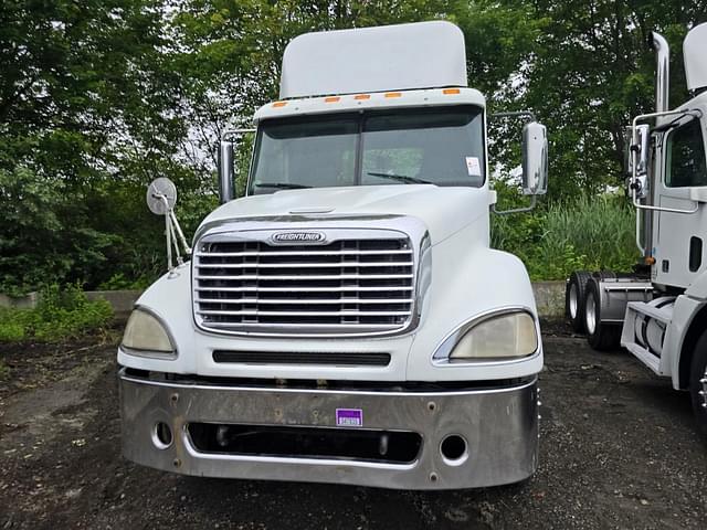 Image of Freightliner Columbia equipment image 1