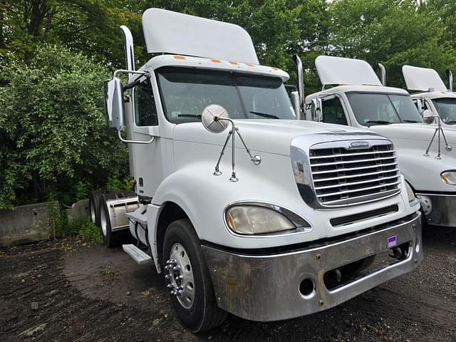 Image of Freightliner Columbia equipment image 2