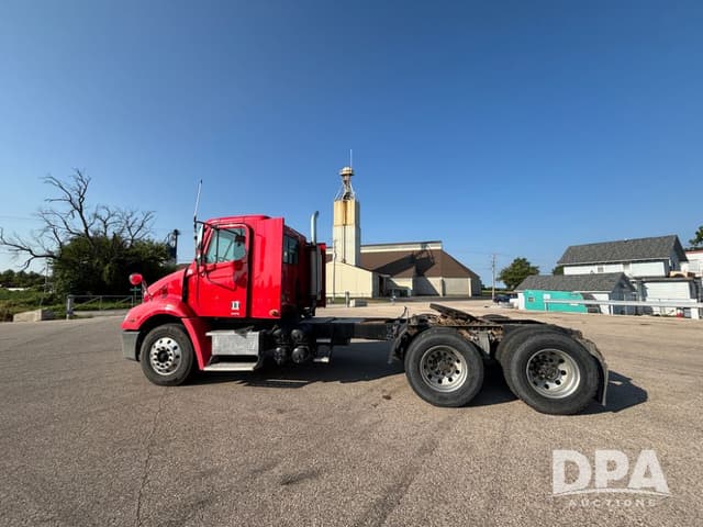 Image of Freightliner Columbia equipment image 4