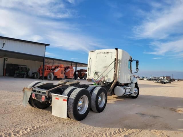 Image of Freightliner Columbia equipment image 4