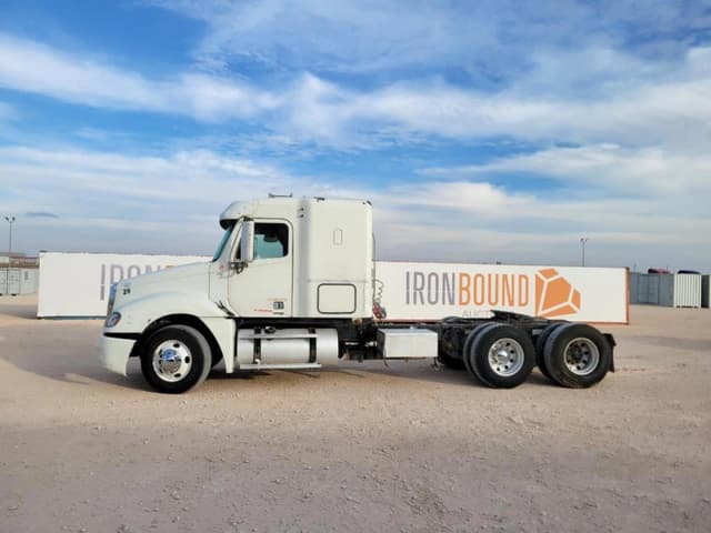 Image of Freightliner Columbia equipment image 1