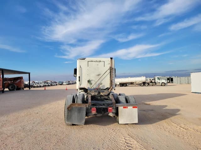 Image of Freightliner Columbia equipment image 3