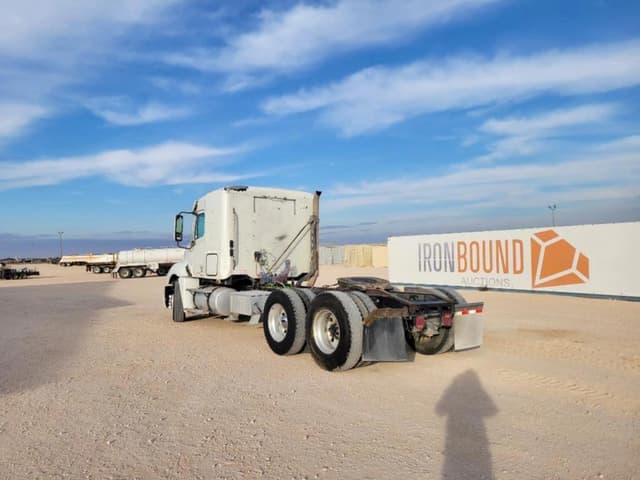 Image of Freightliner Columbia equipment image 2