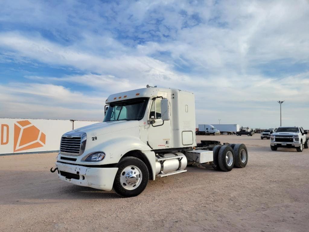 2011 Freightliner Columbia Equipment Image0