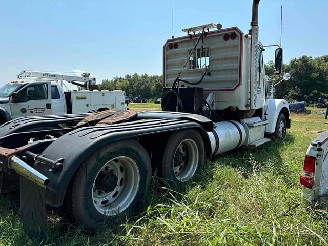 Image of Freightliner SD122 equipment image 3