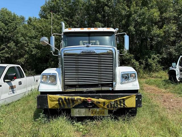 Image of Freightliner SD122 equipment image 1