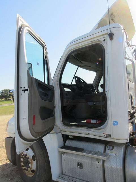 Image of Freightliner Coronado equipment image 4