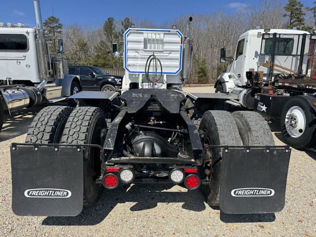 Image of Freightliner FLD equipment image 1