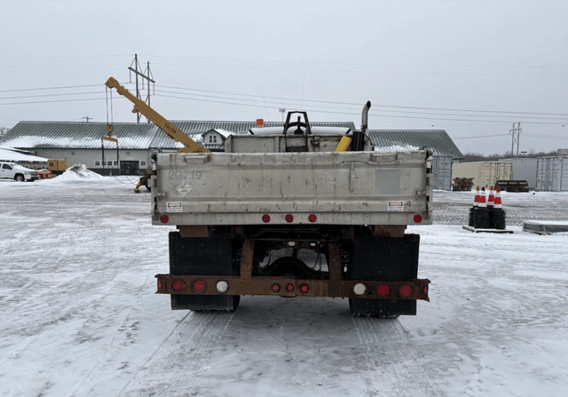 Image of Freightliner M2 106 equipment image 3