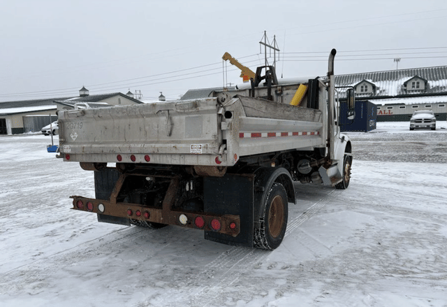 Image of Freightliner M2 106 equipment image 4