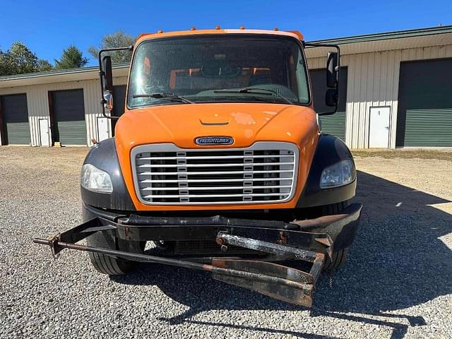 Image of Freightliner M2 106 equipment image 2