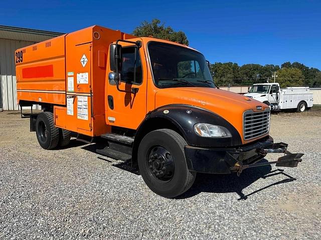 Image of Freightliner M2 106 equipment image 3