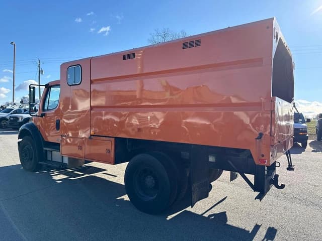 Image of Freightliner M2 106 equipment image 4