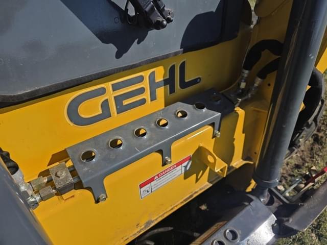 Image of Gehl 5240 equipment image 3