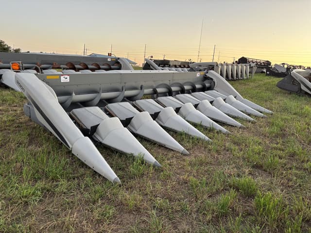 Image of Gleaner 3000 equipment image 2