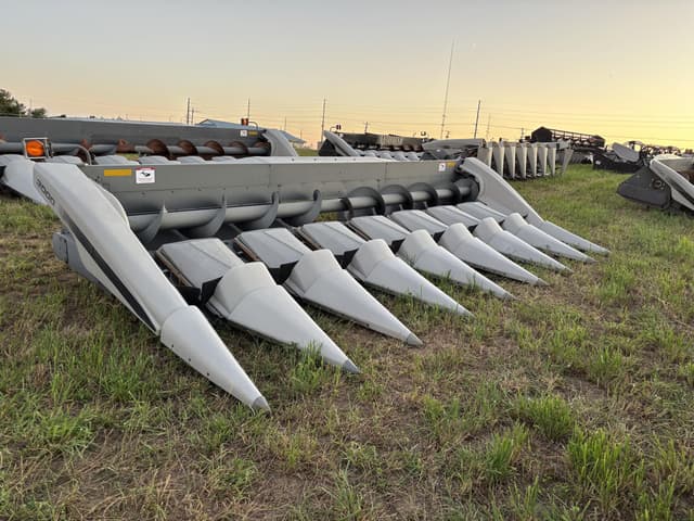 Image of Gleaner 3000 equipment image 2