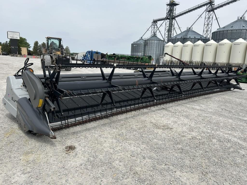 2011 Gleaner 9250 Equipment Image0