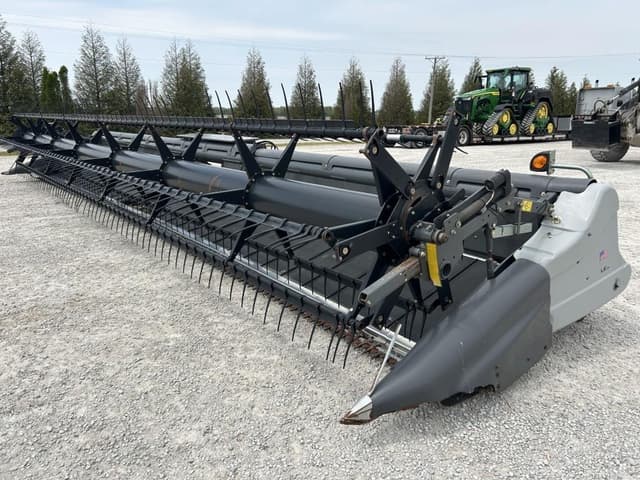 Image of Gleaner 9250 equipment image 1