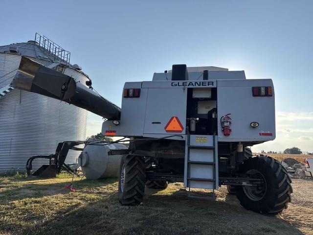 Image of Gleaner R66 equipment image 3