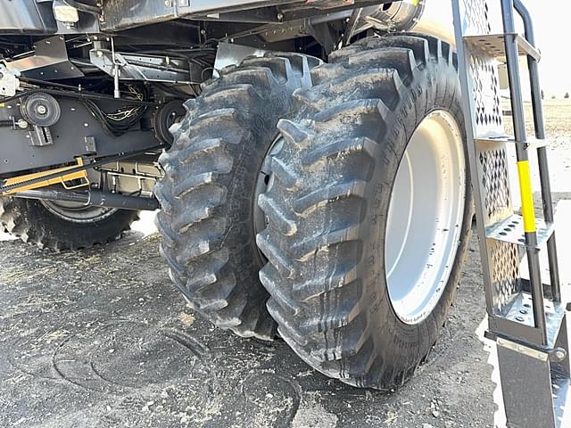 Image of Gleaner R76 equipment image 3