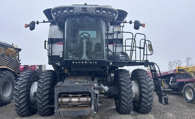 Image of Gleaner S67 equipment image 1